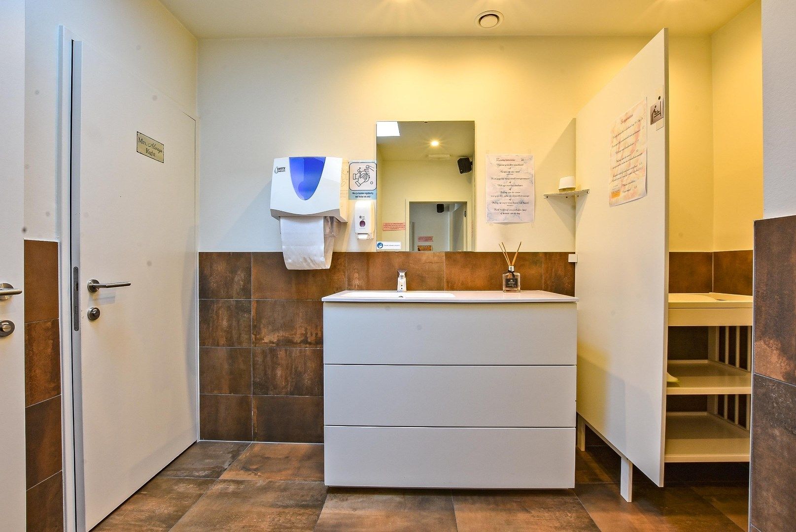 HUUR-KOOP: Restaurant 'De Haven' volledig gebouw met mogelijheden vlakbij de kaai gelegen op 313 m². foto 14