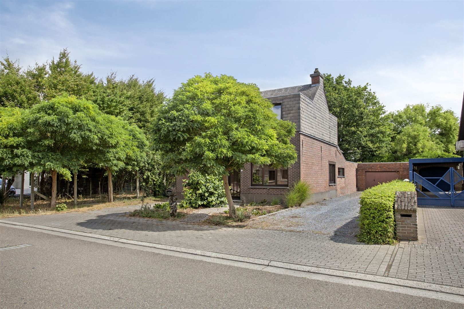 Te renoveren woning op een perceel van 11a33ca! foto 3