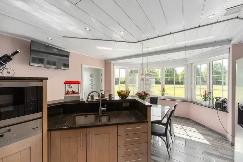 Uitzonderlijke villa-landhuis met bijgebouwen op een prachtig domein. foto 10