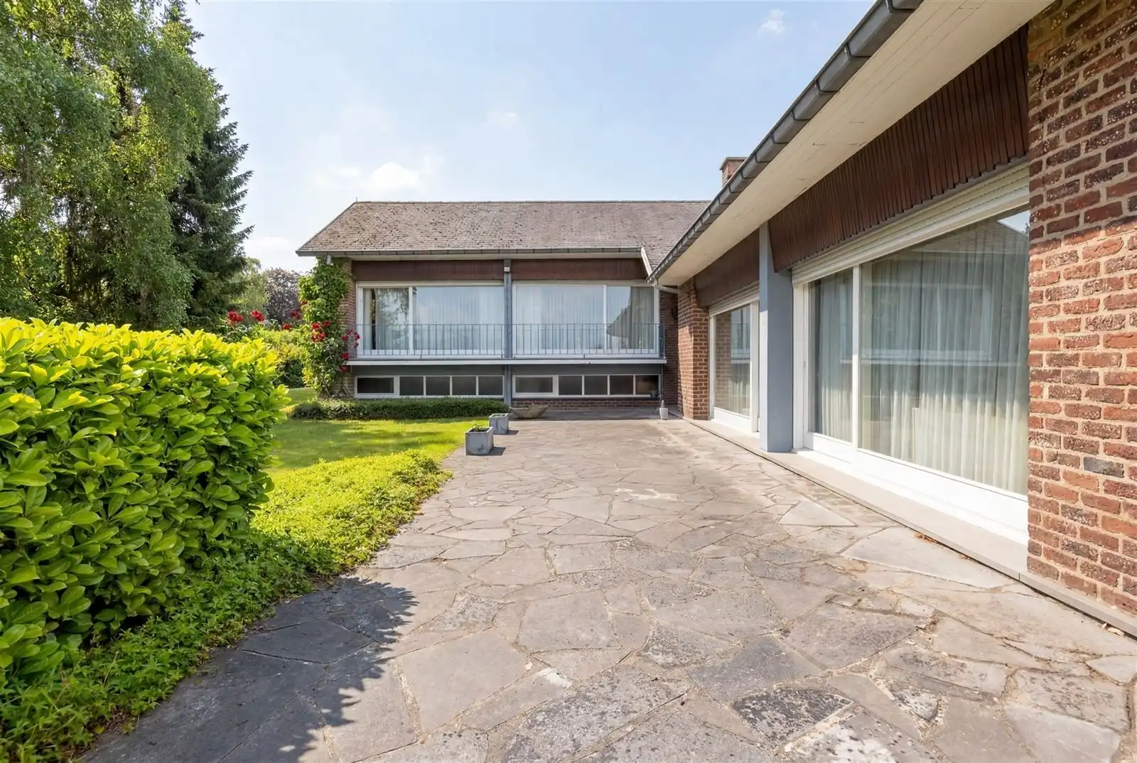 Ruime op te frissen split level villa met grote tuin op 23are20 foto 23