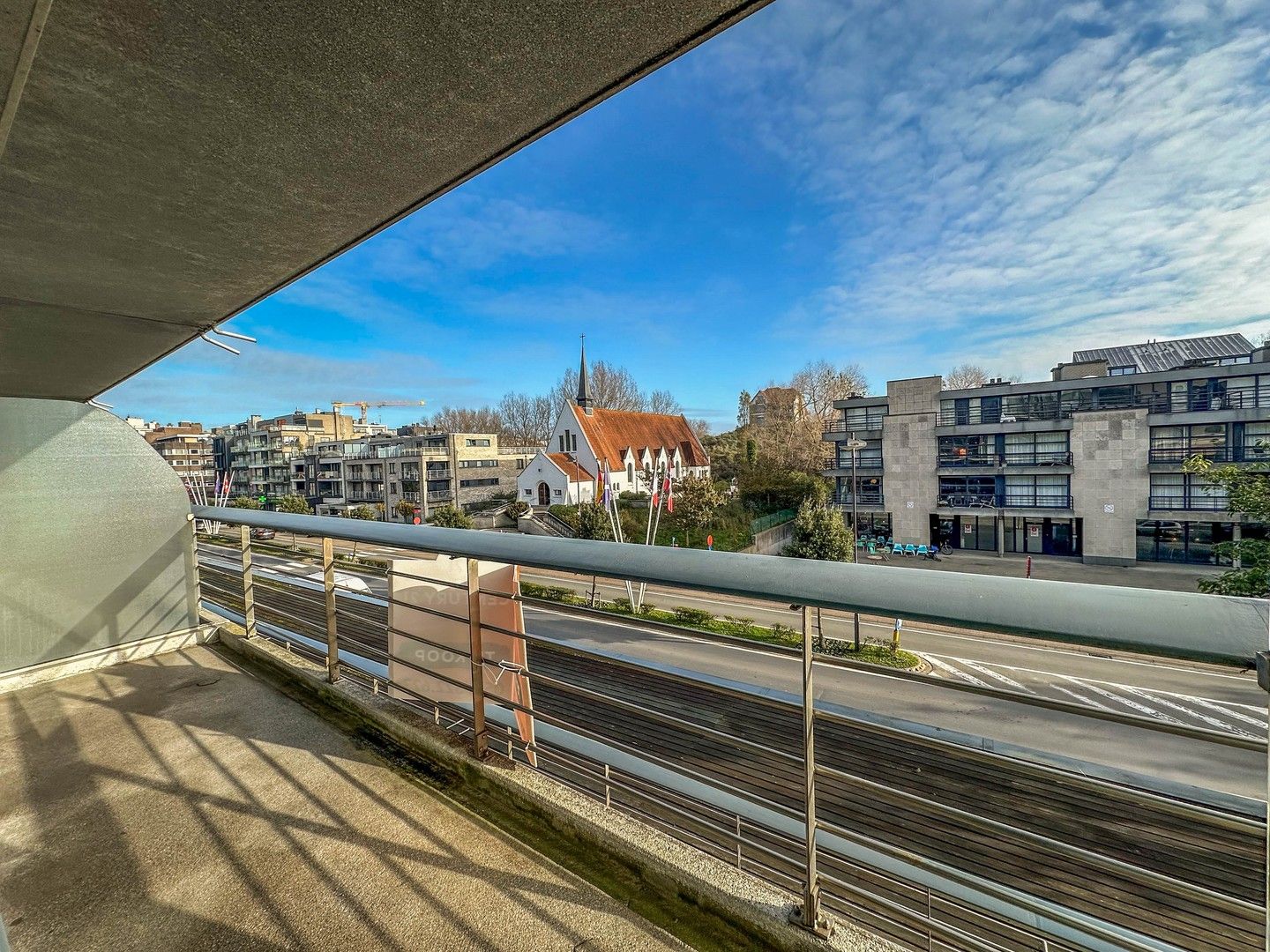 Instapklaar appartement met 2 zonneterrassen nabij de Zeedijk. foto 2