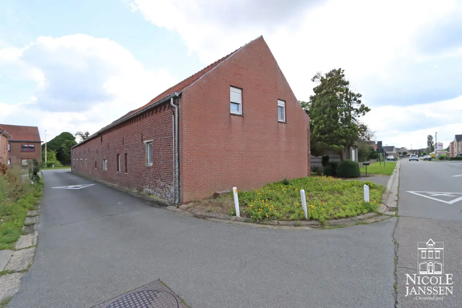 Te renoveren langgevelhoeve met garage en royale tuin op rustige locatie foto 9