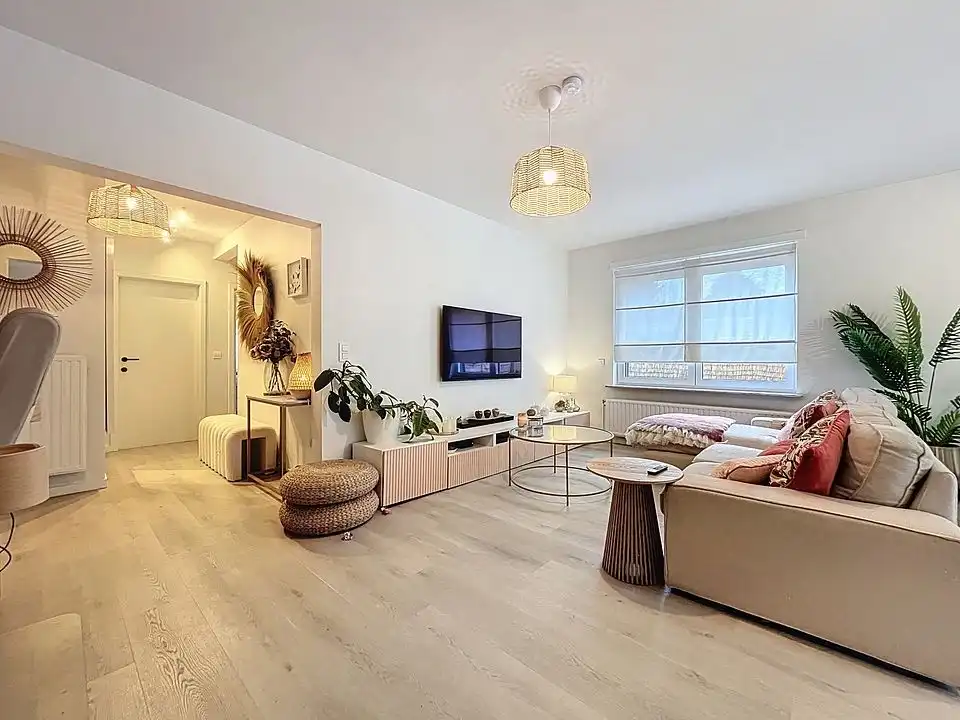 Gerenoveerd hoekappartement GLV  (2 slpks + dressing/bureau/babykamer) met tuin en garage foto 3