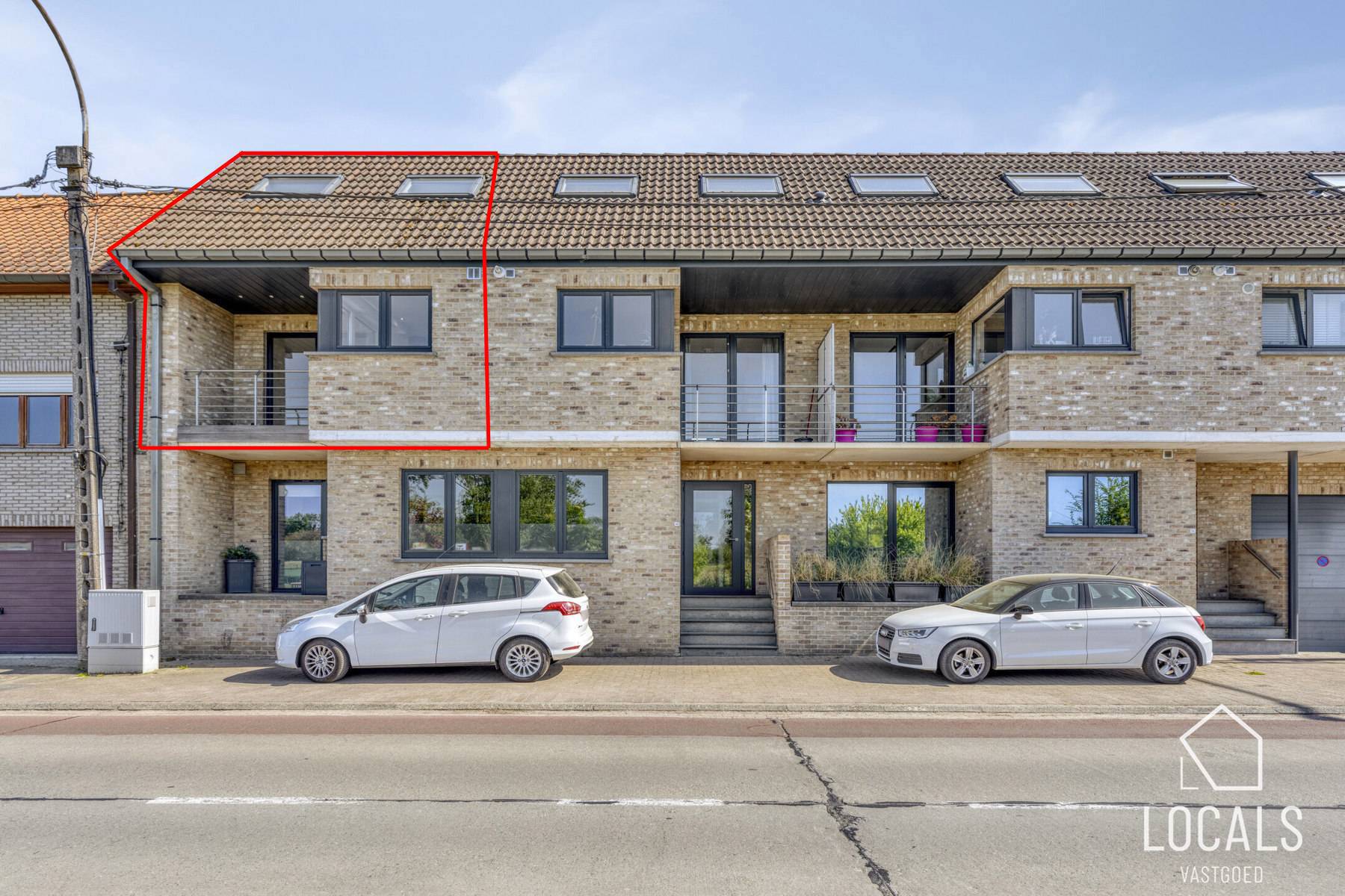 Instapklaar duplexappartement met 2 terrassen, 2 garageboxen foto {{pictureIndex}}