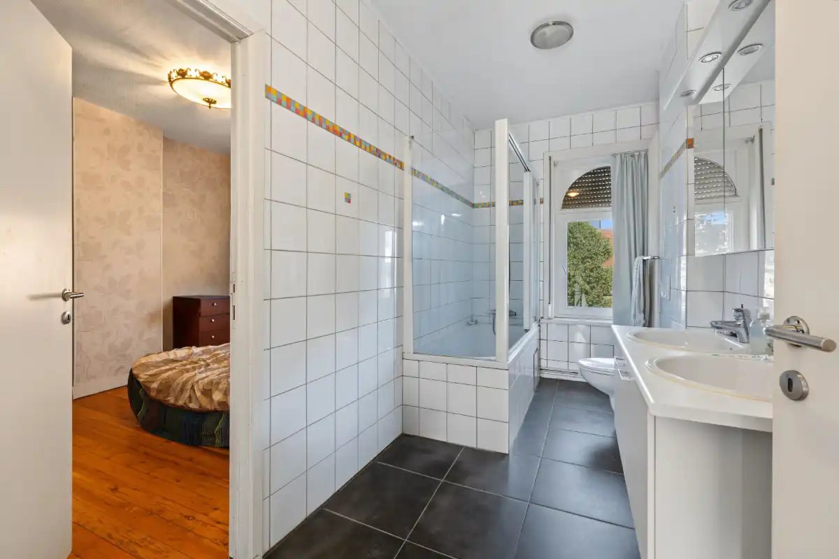 Gunstig gelegen rijwoning met zonnige tuin en praktische zijdoorgang foto 13
