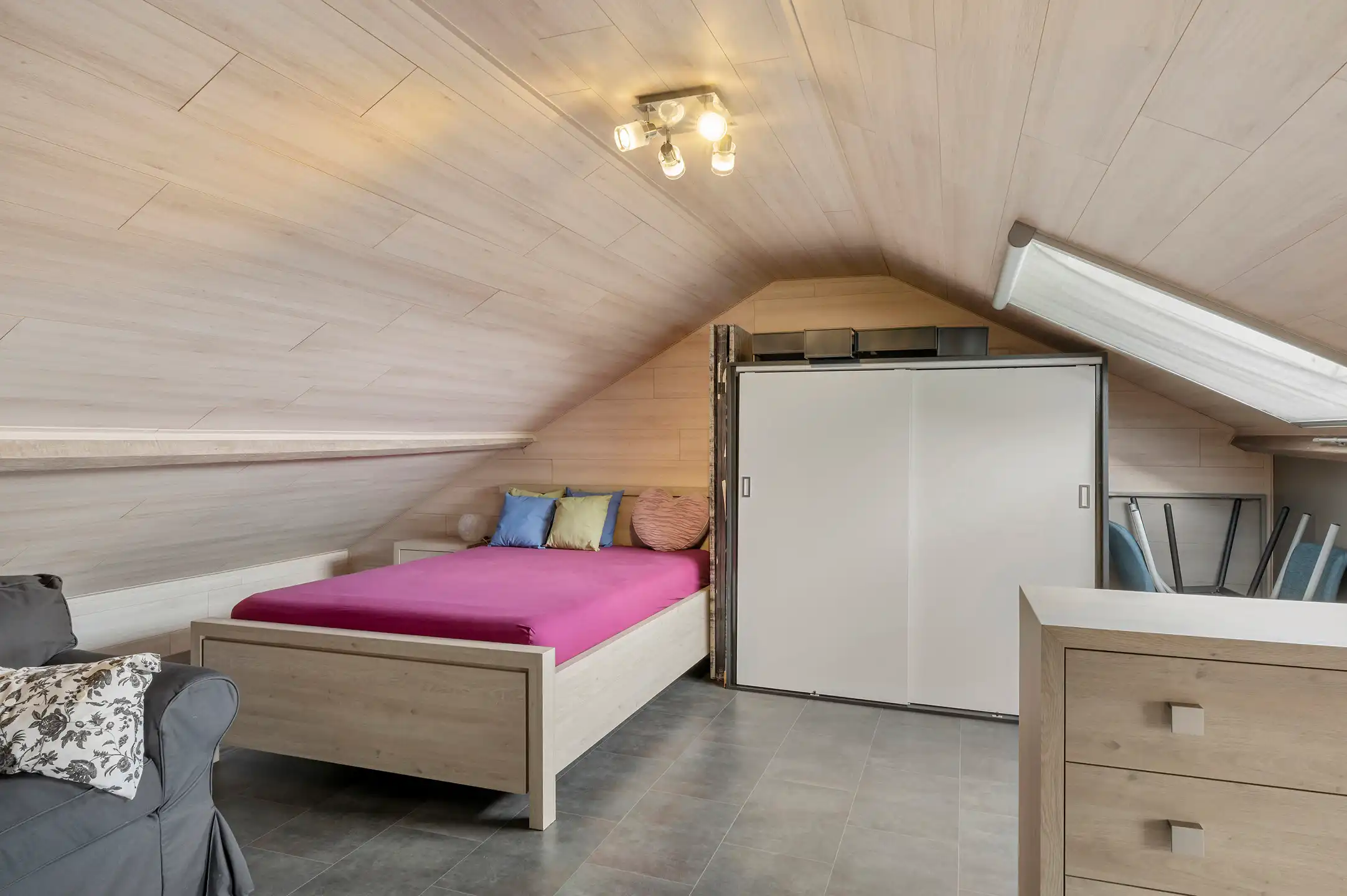 Volledig gerenoveerde woning met 5 slaapkamers, zwembad en prachtig aangelegde tuin op 1.643 m². foto 20
