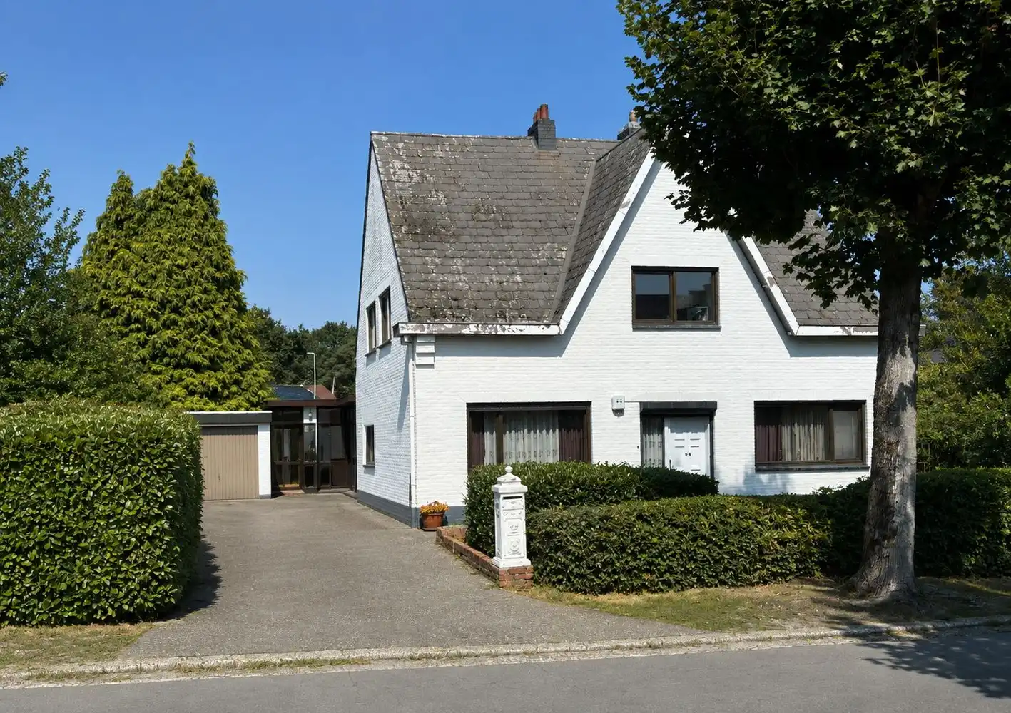 Goed gelegen ruime woning met 4 slk op mooi perceel van 9a30ca foto 4