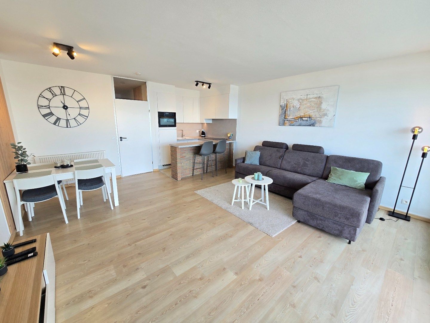 Gerenoveerde studio met slaaphoek en frontaal zeezicht foto 3