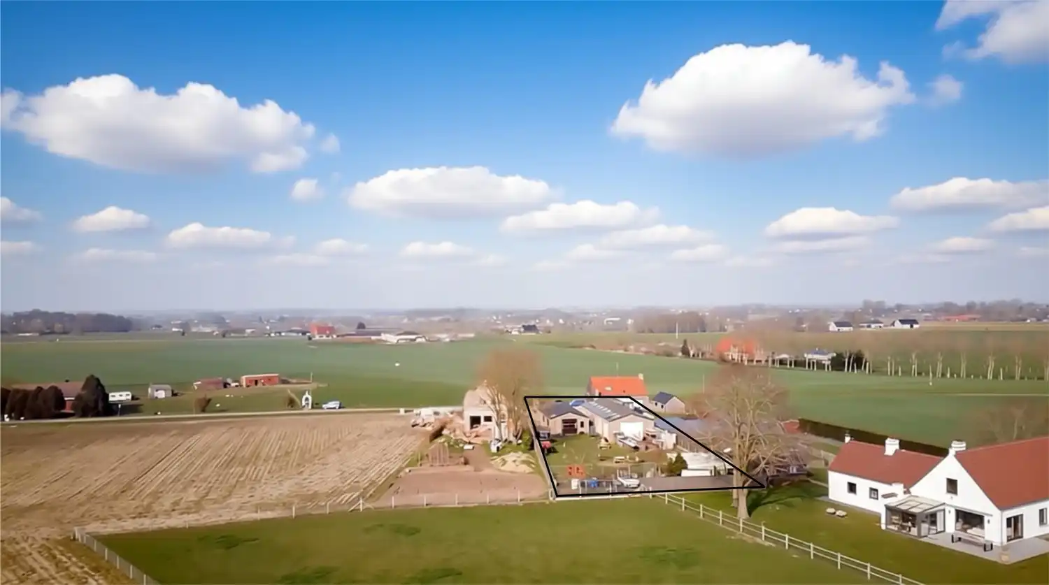 Bouwgrond mét 2 loodsen &  panoramisch zicht op de velden foto {{pictureIndex}}