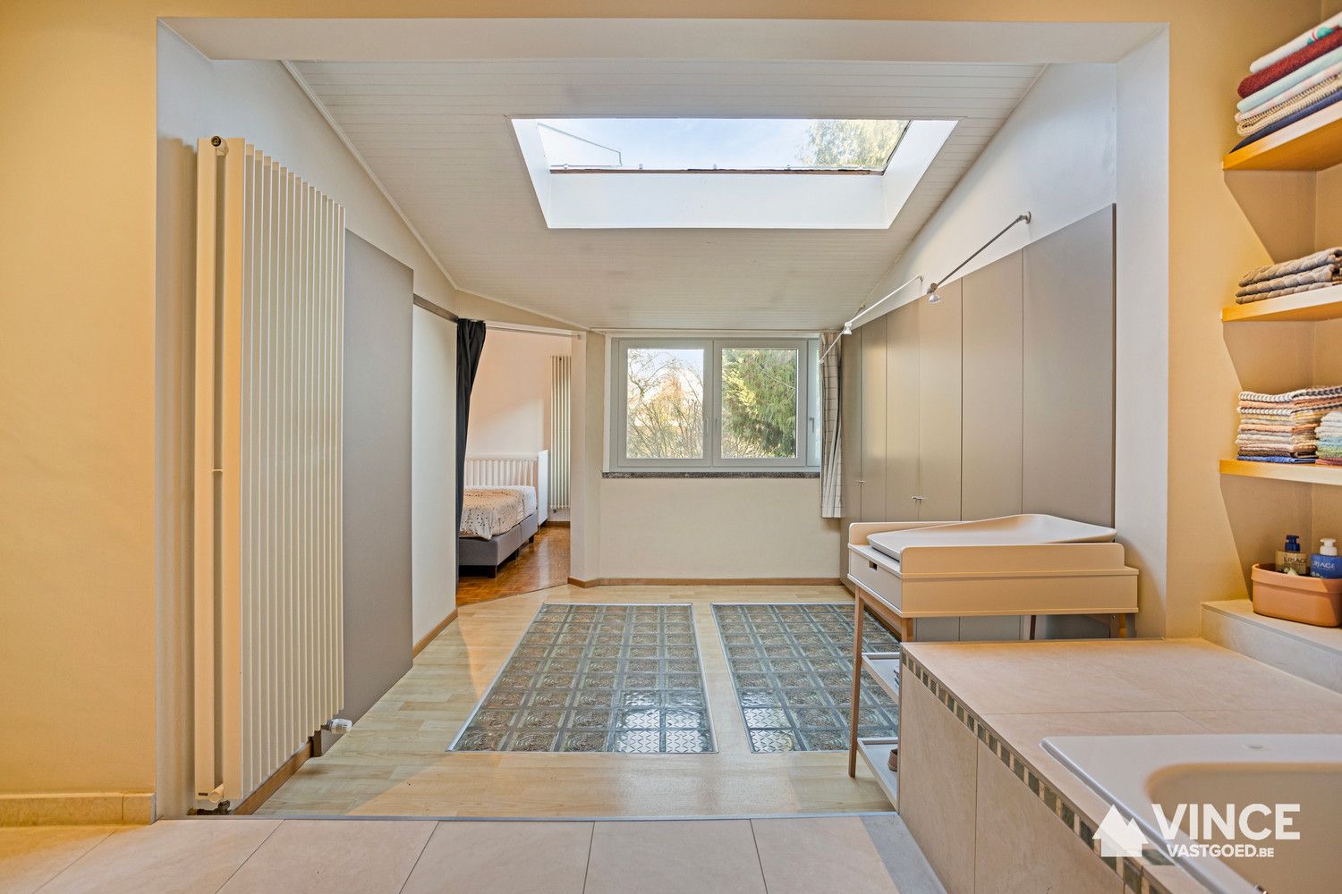 Prachtig huis met indrukwekkende elementen, ruime indeling en leuke tuin foto 21