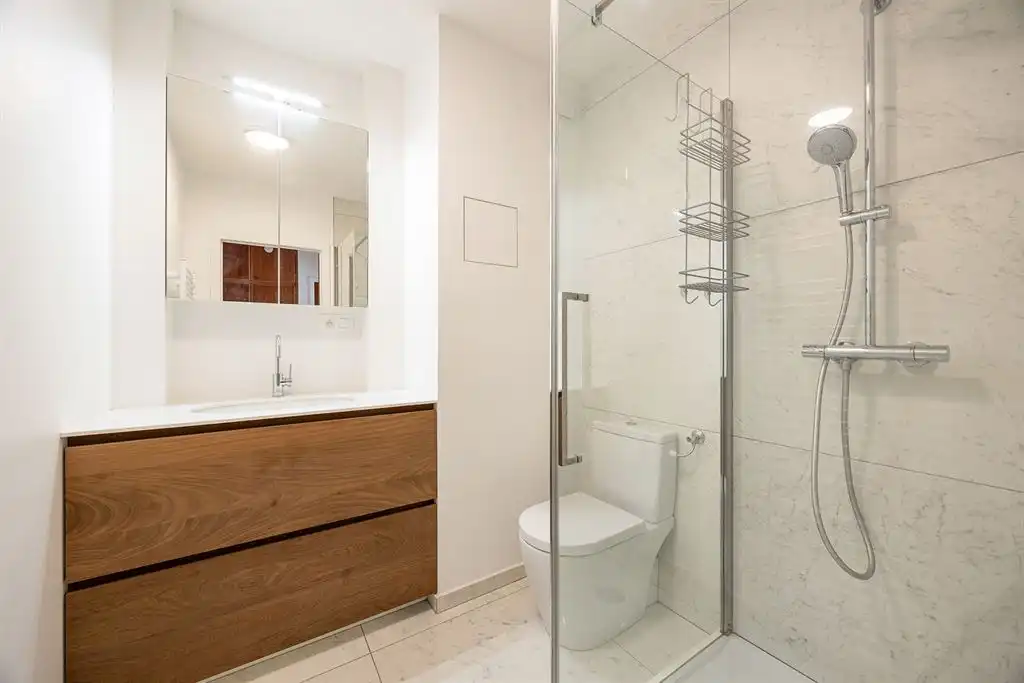 Instapklaar tweeslaapkamerappartement met garage foto 11