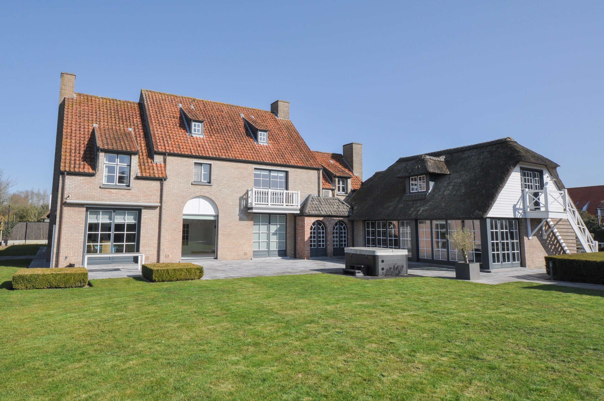  Rustig gelegen villa met binnenzwembad gelegen in een residentiële omgeving. foto {{pictureIndex}}