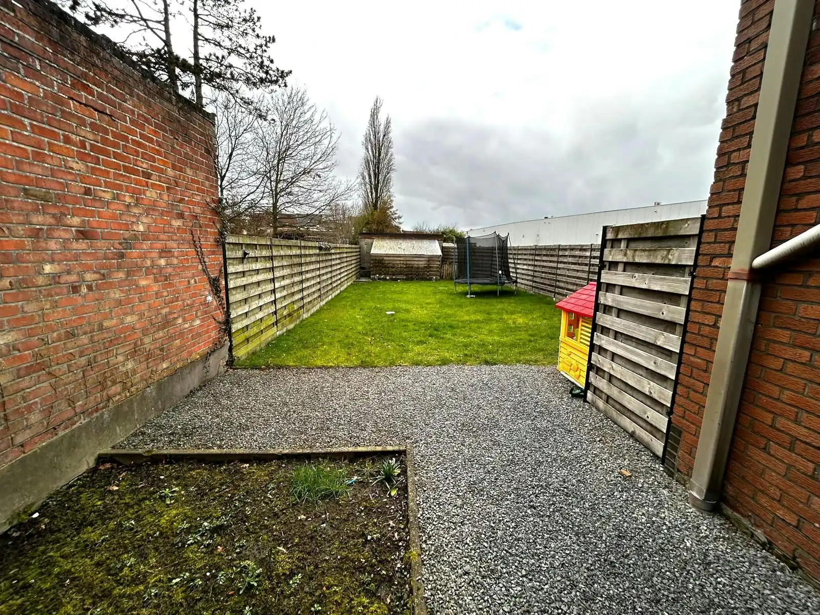 Building met twee verhuurde appartementen en 4 garages foto 12