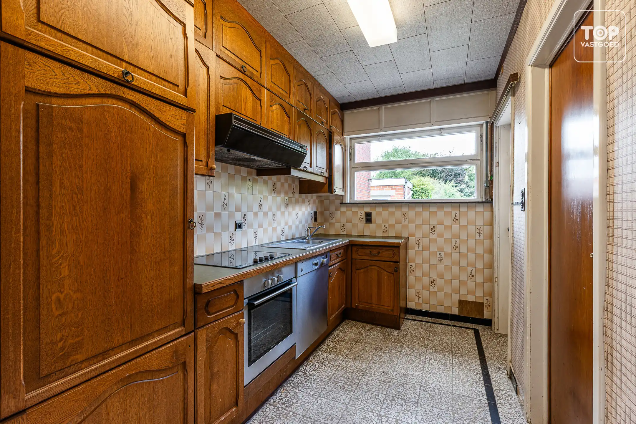 Te renoveren halfopen bebouwing met 3 slaapkamers, garage en ruime tuin op perceel van +-600 m² foto 8