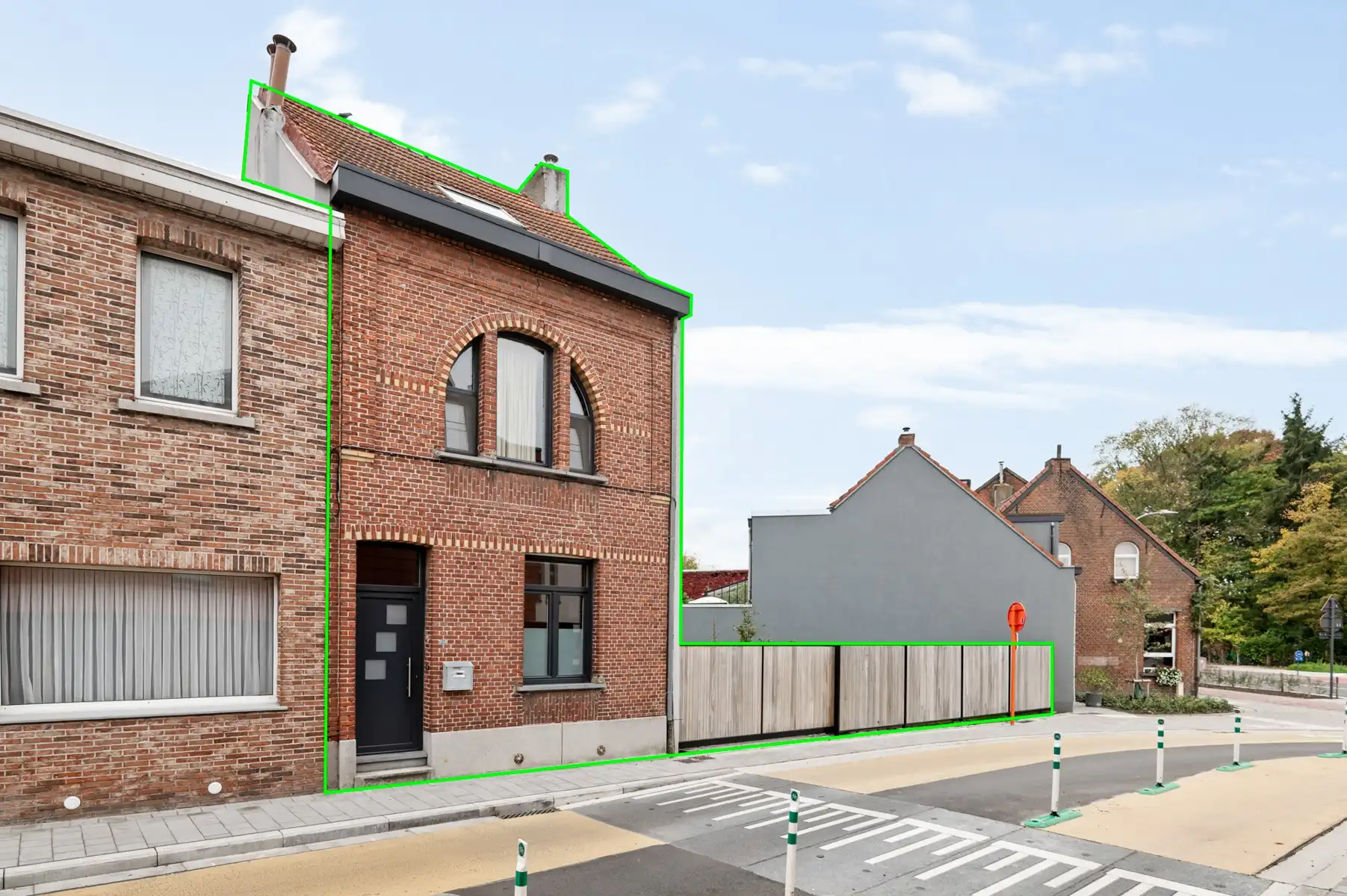 Woning met magazijn van 200 m² foto {{pictureIndex}}