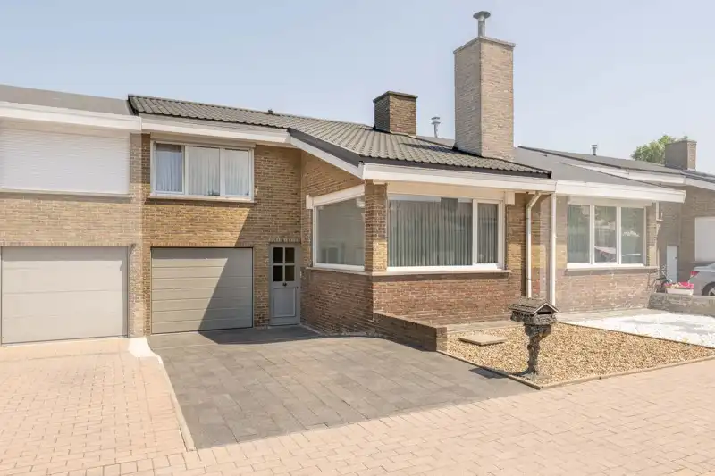 🏡 Ideale charmante energiezuinige starterswoning met 3 slaapkamers, tuin en garage rustig gelegen in het centrum van Wielsbeke foto {{pictureIndex}}