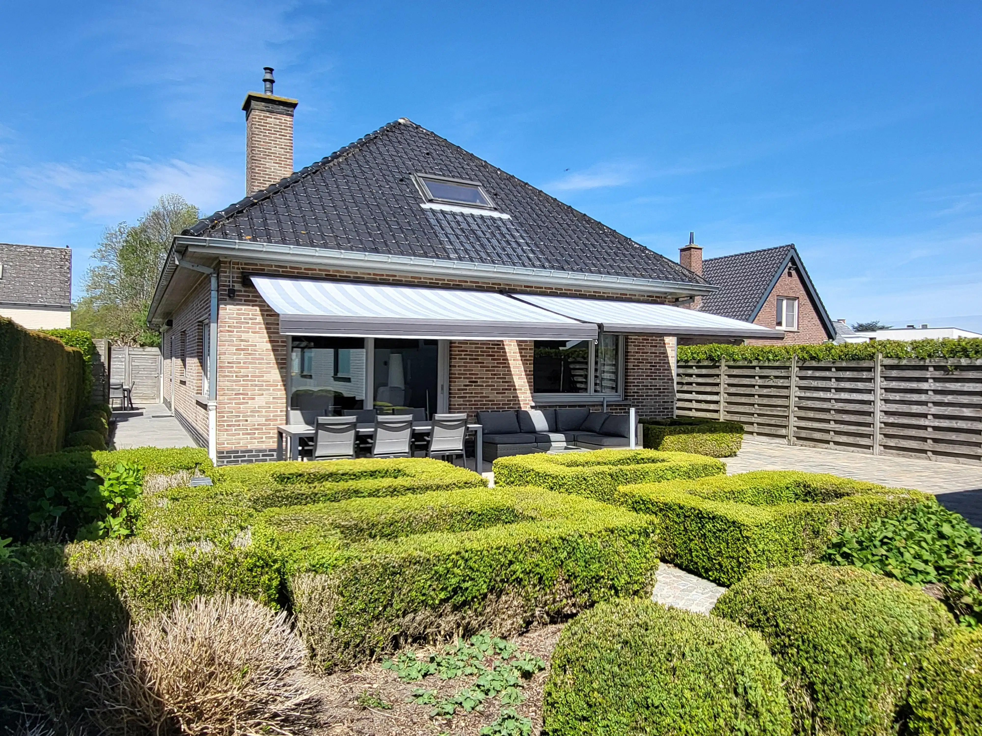 Deze ruime en uitstekend onderhouden villa-bungalow op een perceel van 1.264 m² combineert comfort, functionaliteit en een aangename woonbeleving met een zuidgericht terras en een prachtig aangelegde tuin met zwembad en badhuis.  foto 2
