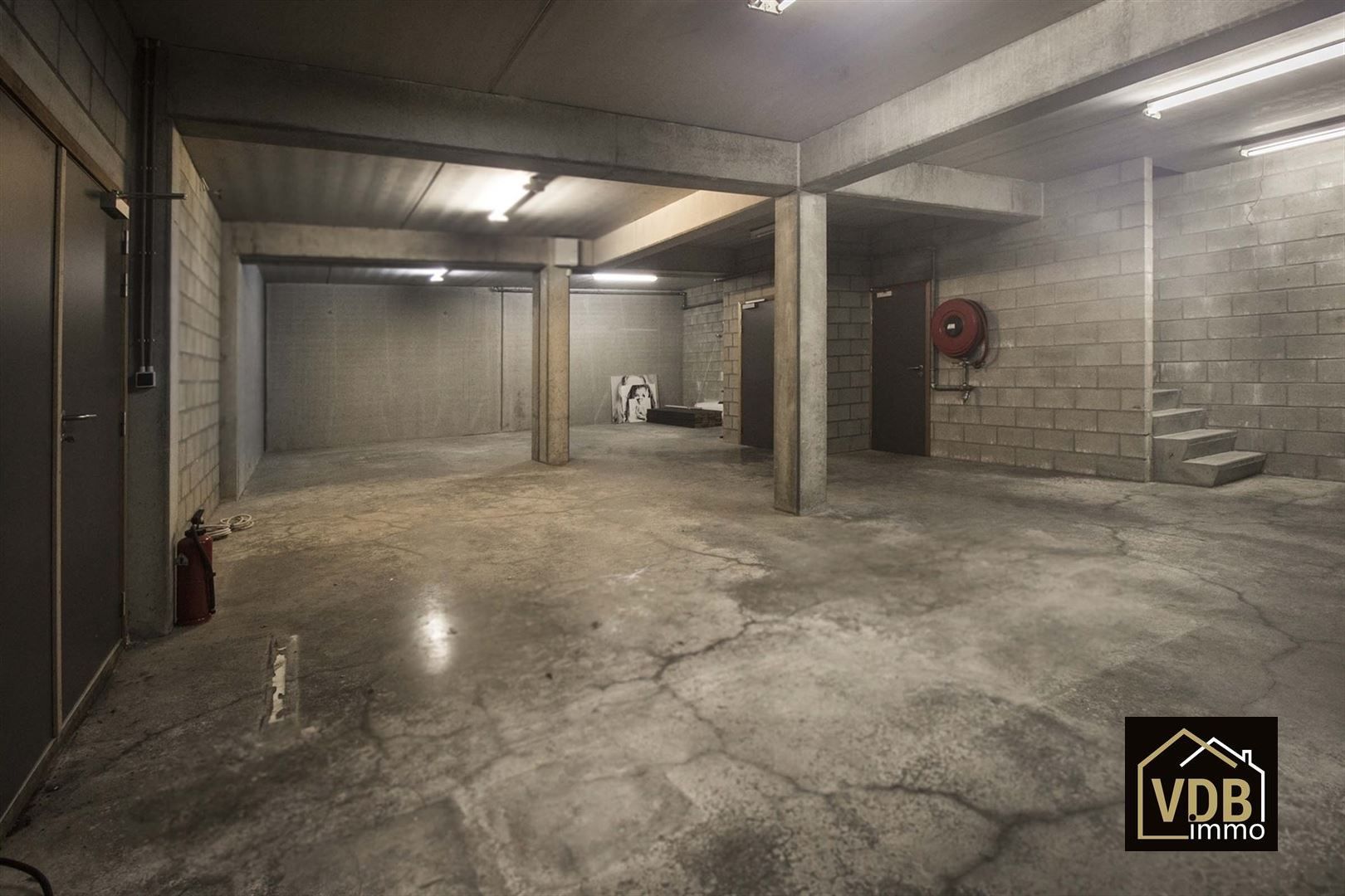 Commercieel gebouw op toplocatie geschikt voor vele doeleinden: kantoor, kleinhandel, groothandel... foto 30