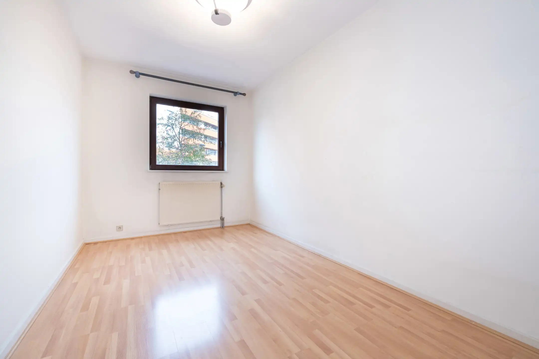 Europese wijk | Licht appartement met parking foto 12