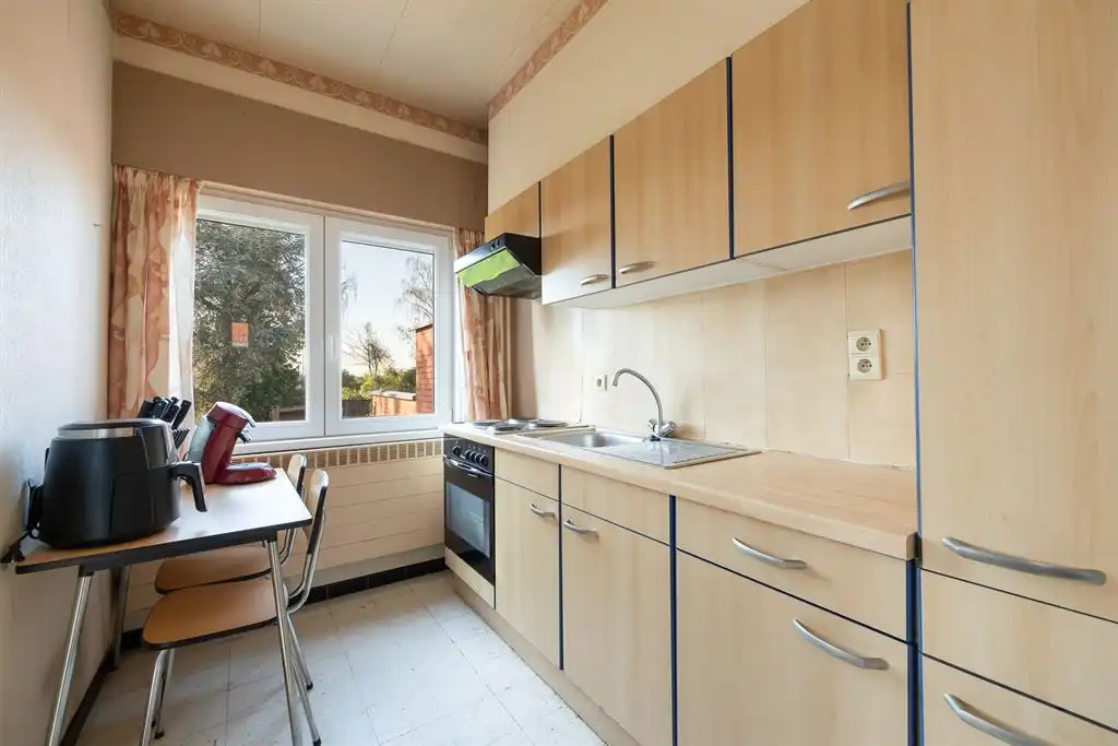Bel-étage woning met oprit en  ruime tuin foto 4