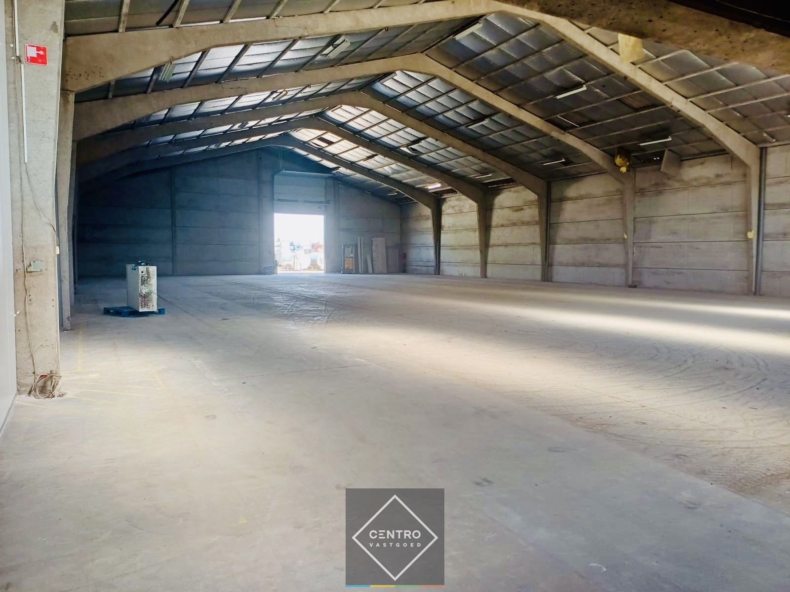 Instapklaar MAGAZIJN (1.200m²), voorzien van 2 LAADKADEN (met levellers), elektrische sectionaalpoort en verhard terrein (voor- en achterkant) op industriezone te Gistel. foto 3