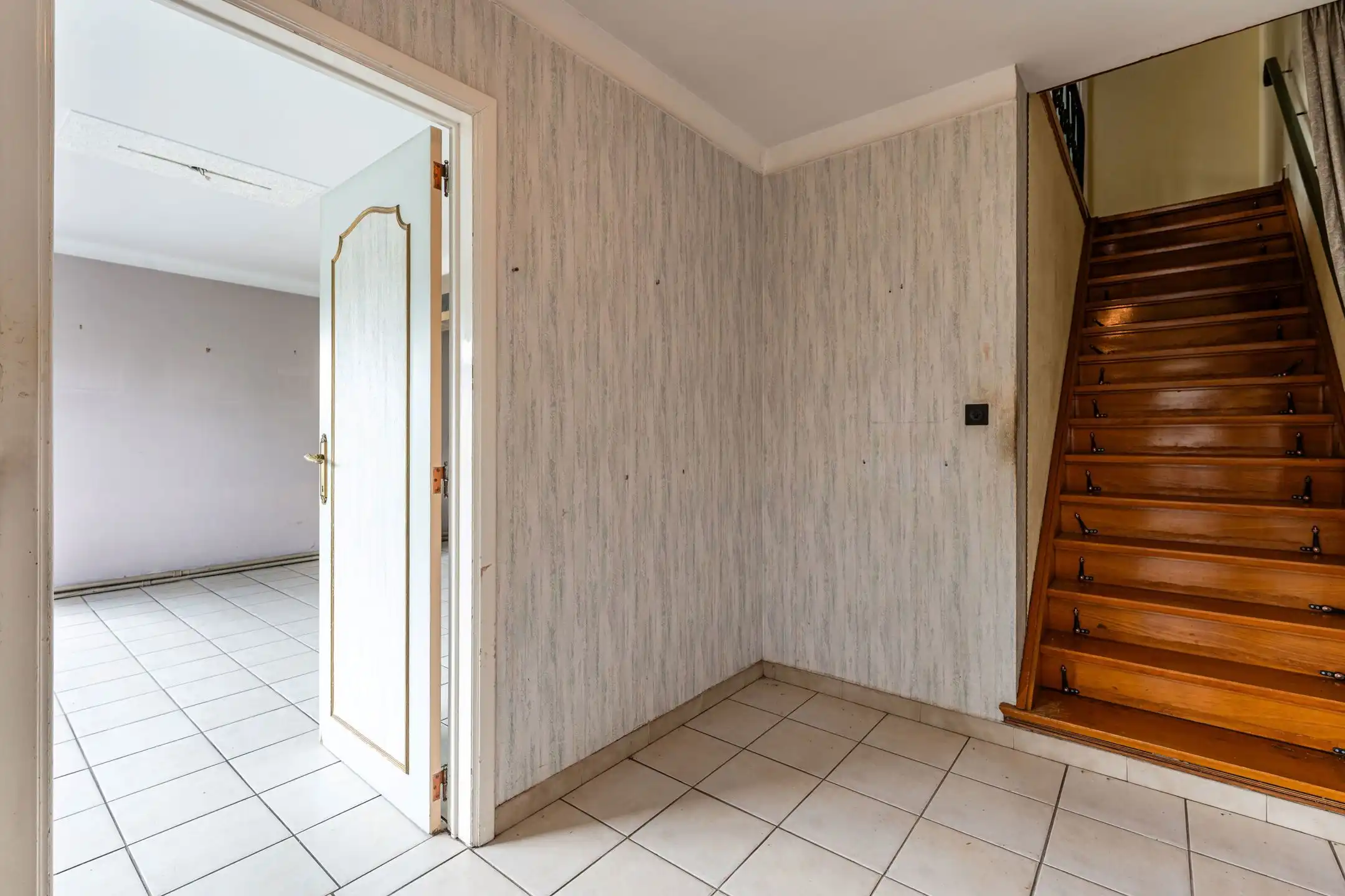 Te renoveren half open woning met veel potentieel!  foto 9