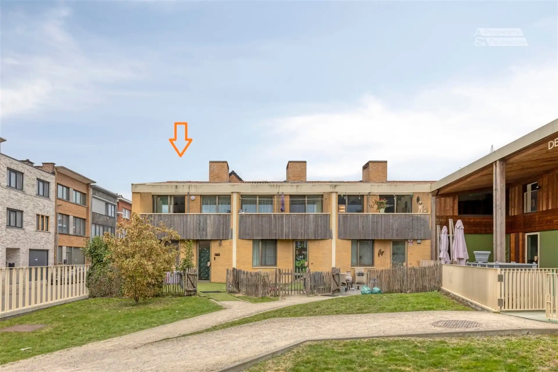 Instapklare gezinswoning met 3 slaapkamers, terras, voortuin en parking foto 3