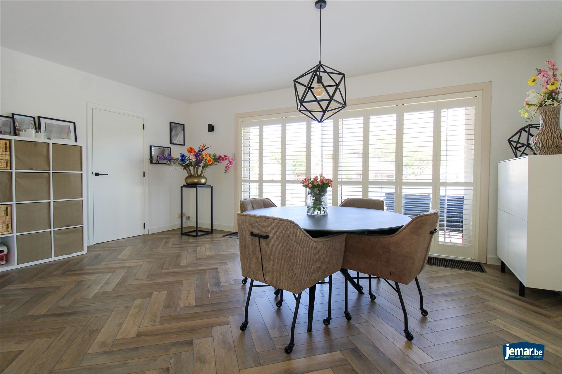 Instapklare gezinswoning met 5 slaapkamers gelegen op ruim perceel met verwarmd zwembad op ideale locatie te Maasmechelen! foto 4