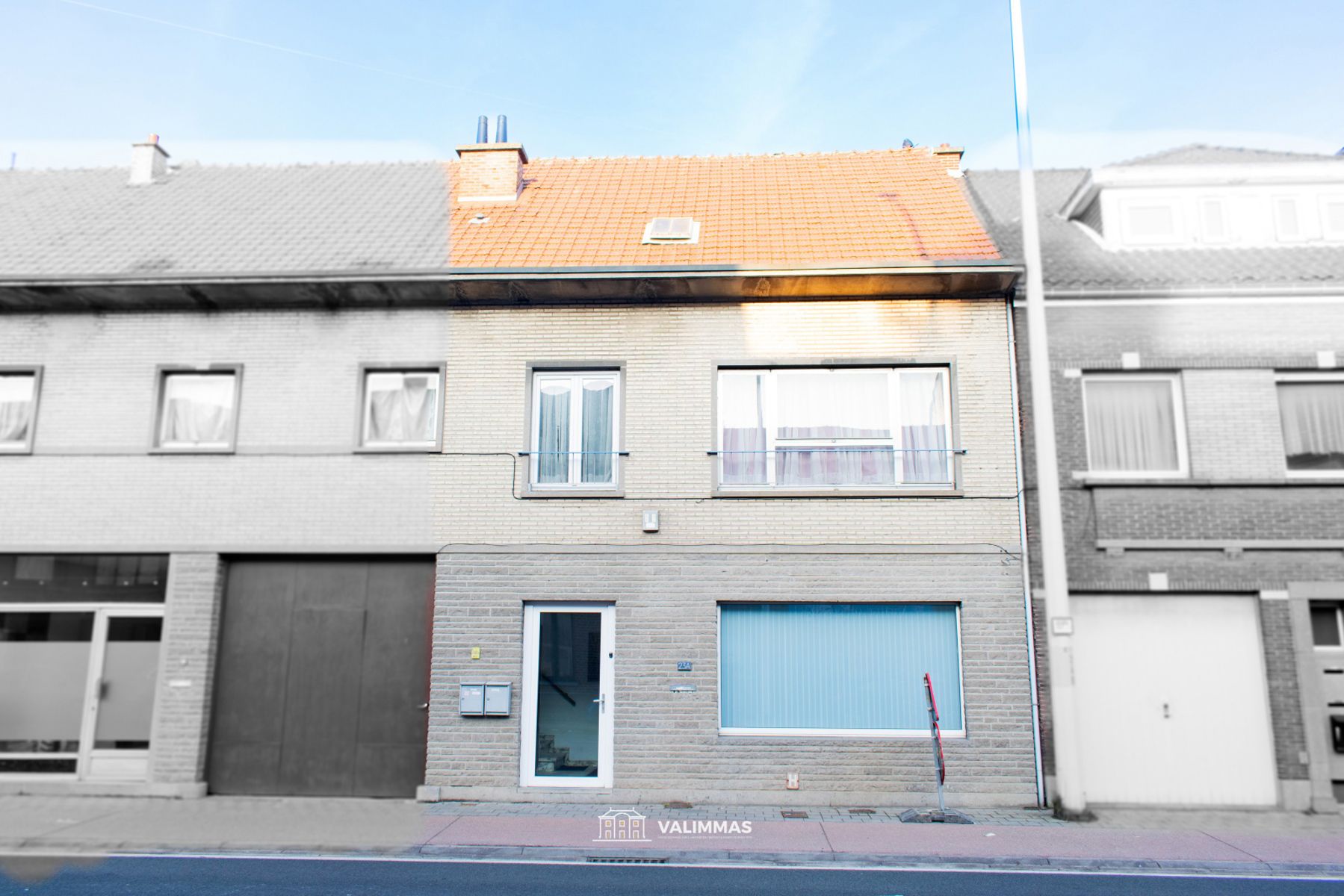Een commercieel gelegen kantoor- of praktijkruimte + garage foto {{pictureIndex}}