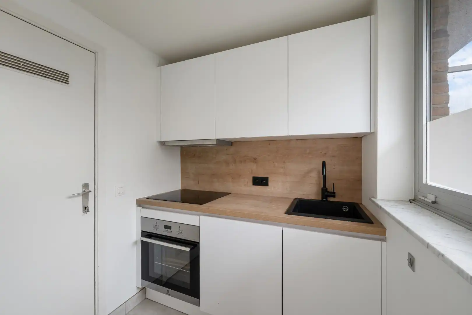 Studio met terras en garage in het centrum van Roeselare foto 4