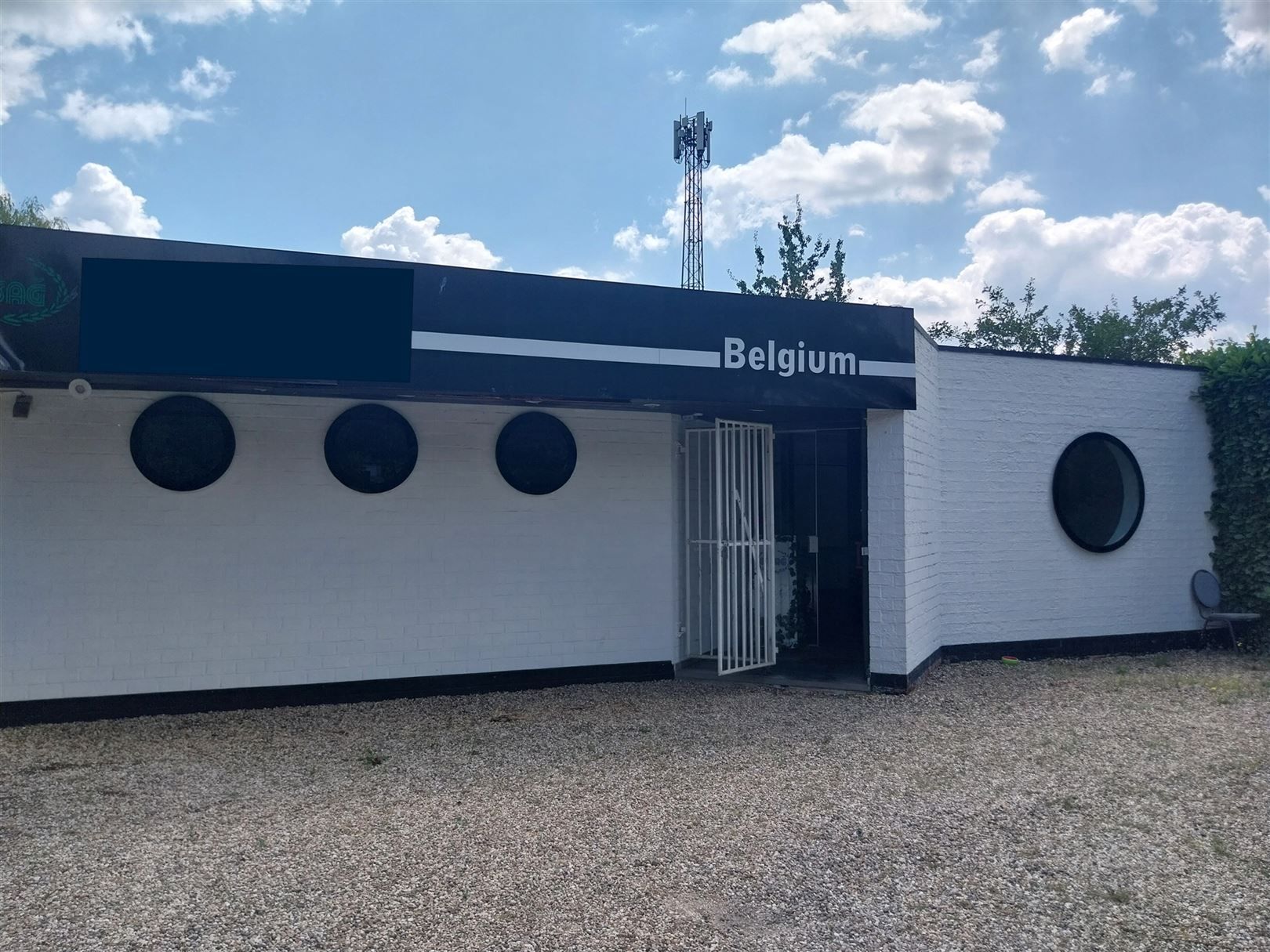 TE HUUR: Multifunctioneel gebouw op het industrieterrein van Beringen! foto {{pictureIndex}}