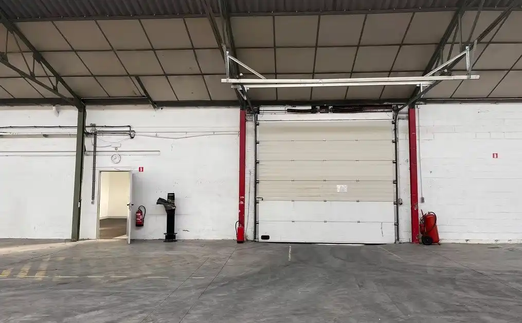 Magazijn met kantoor te huur op industriële site te Malle foto 3