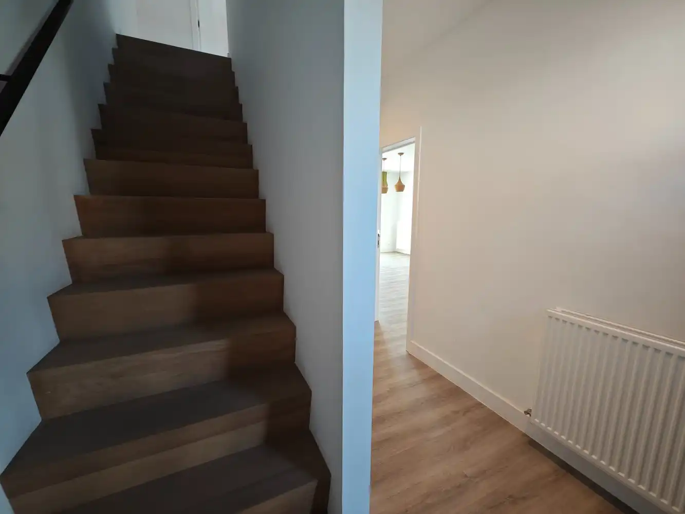 Volledig gerenoveerde stadswoning met 3 slpks en voll. aangelegde tuin foto 14