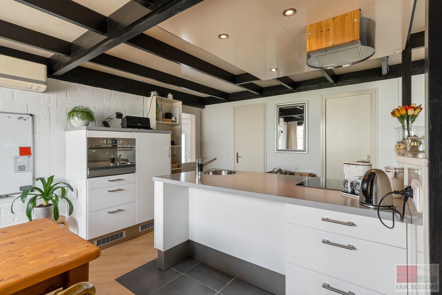 Gelijkvloerse vakantiewoning met een woonoppervlakte van 79 m², gelegen op een royaal perceel van 570 m². foto 9