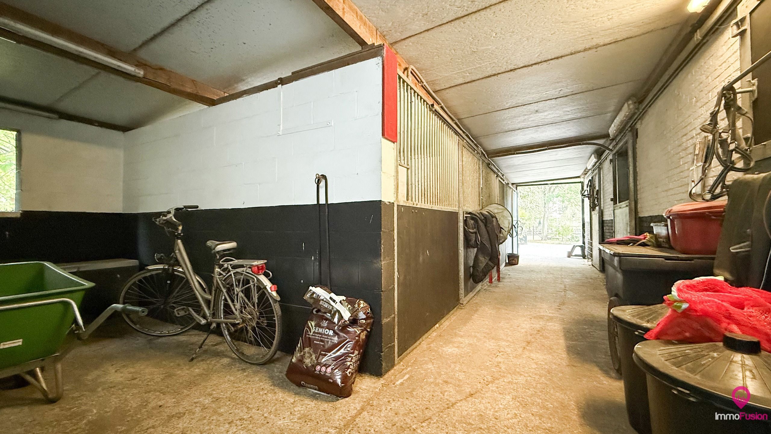 Idyllische woning met 2 slaapkamers, weide en stallen! foto 26