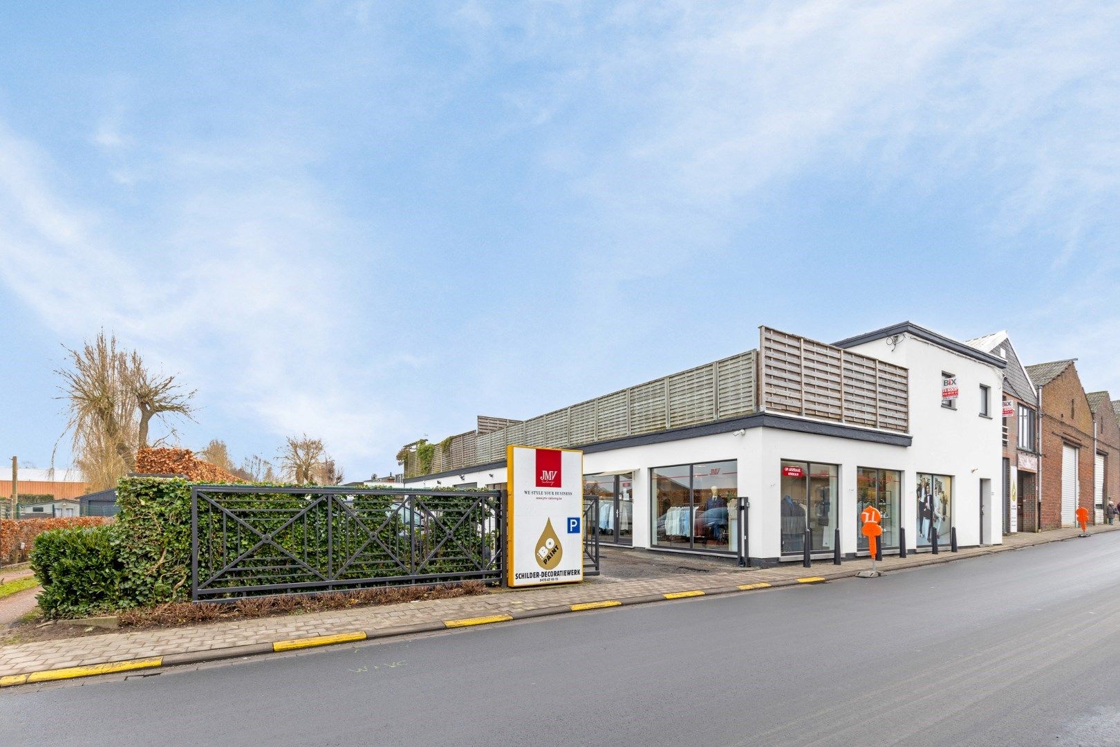 Handelsgelijkvloers/atelier/praktijkruimte van 357 m2 en 6 parkings! foto 2
