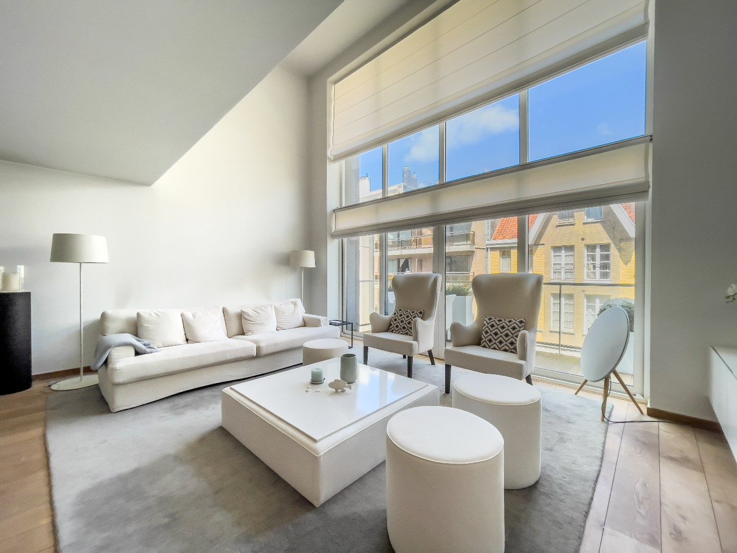 Instapklaar en luxueus mezzanine appartement vlakbij het Van Bunnenplein. foto {{pictureIndex}}