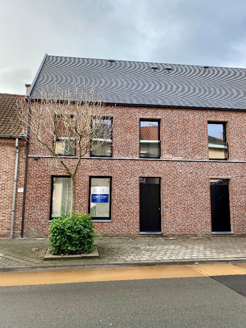 Nieuwbouwwoning met 3 slaapkamers, dubbele garage en zuidgerichte tuin in Heule foto {{pictureIndex}}