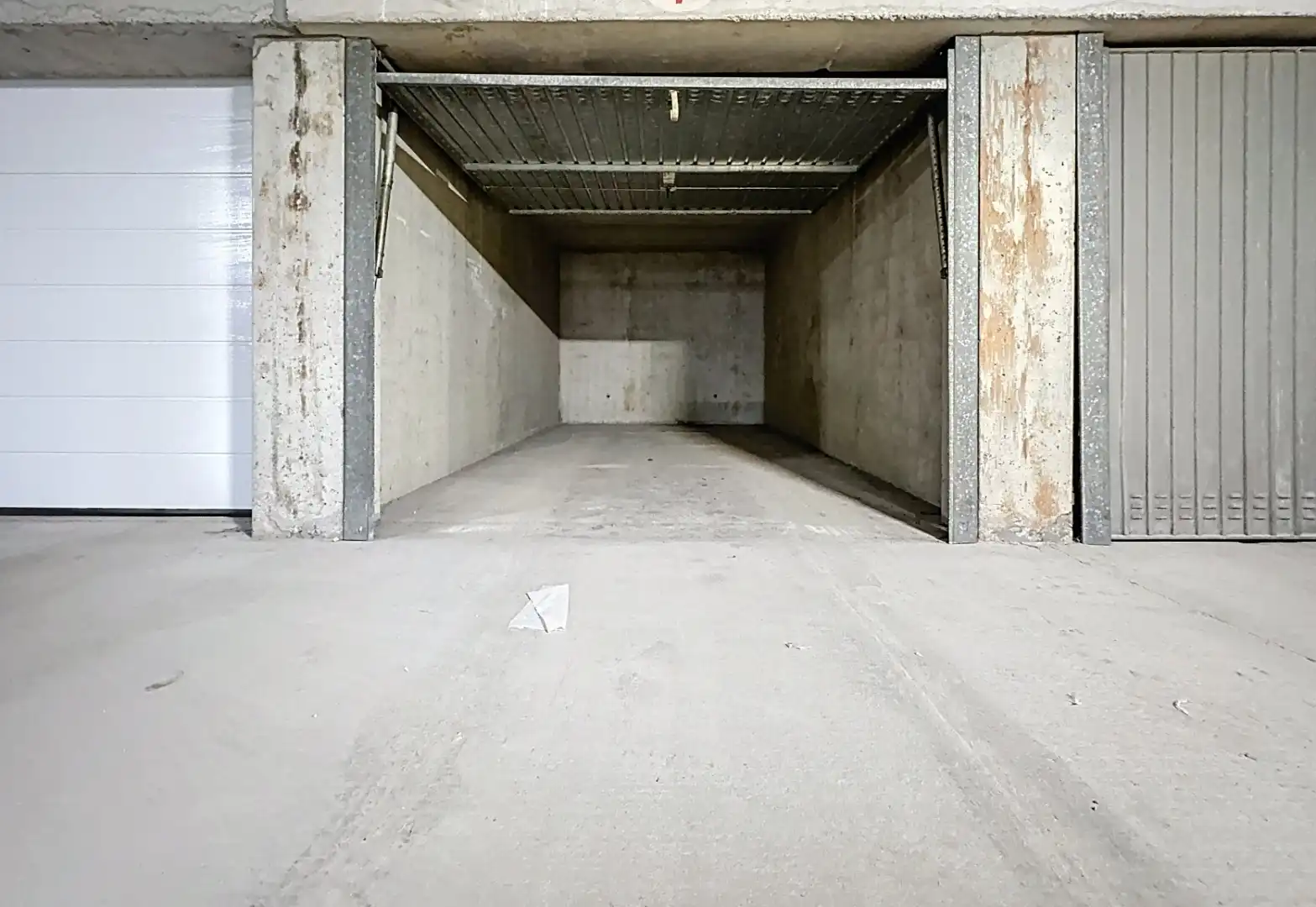 Centraal gelegen garage vlakbij de Zeedijk foto 2