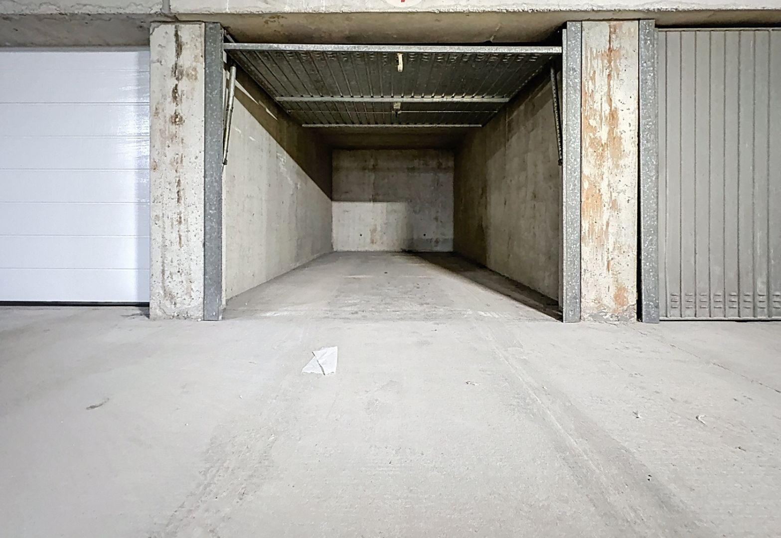 Centraal gelegen garage vlakbij de Zeedijk foto 2