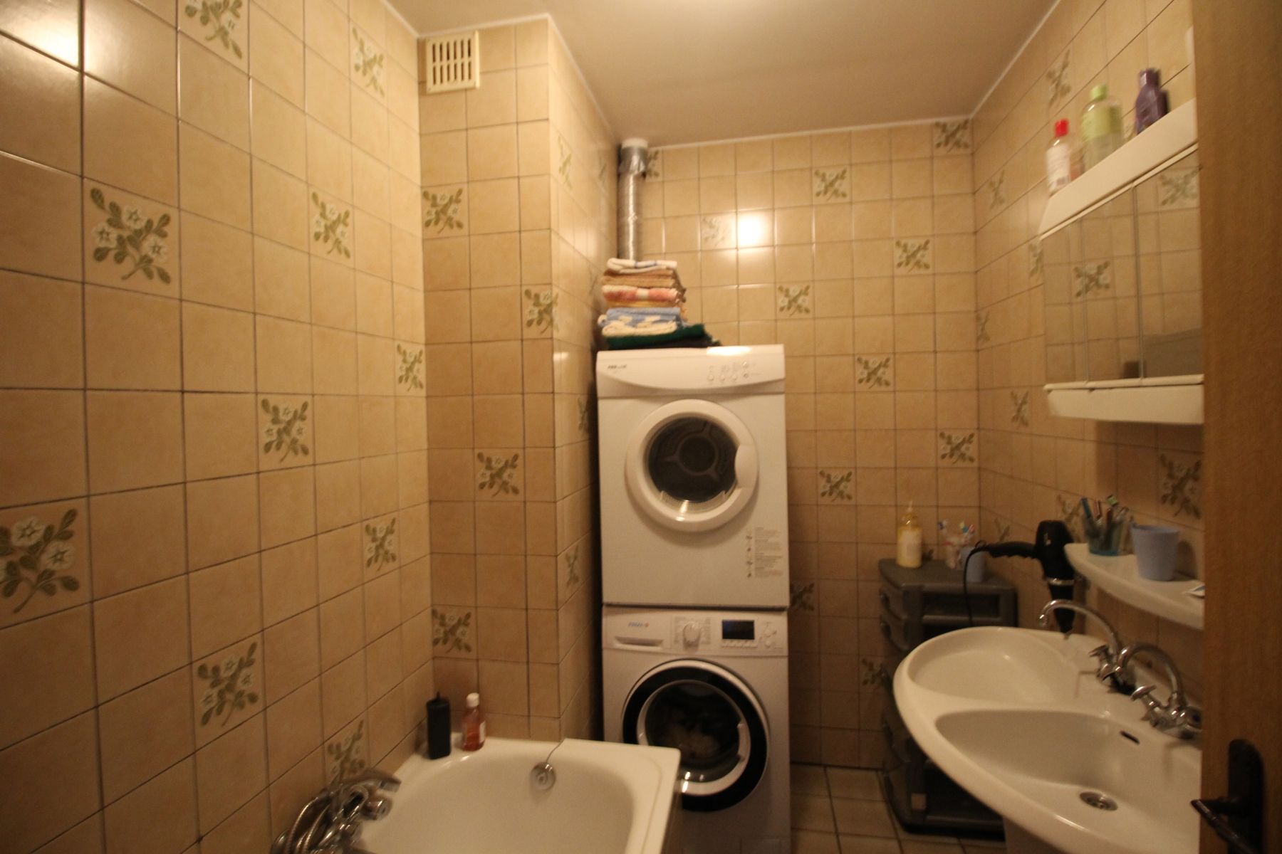 Ruim dakappartement op de tweede verdieping rechts met garagebox. foto 9