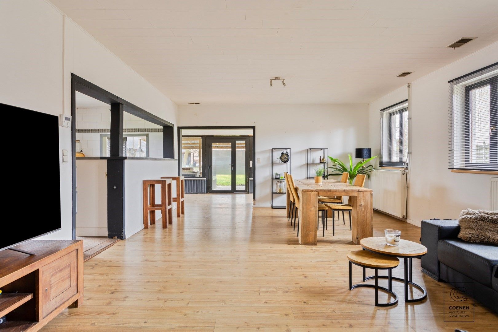 Volledig te renoveren gelijkvloerse woning met 4 slaapkamers, ruime en zonnige tuin op een zeer rustige locatie te Brecht. foto 1