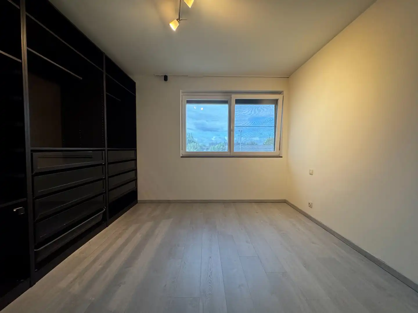 Te huur in Merchtem: ruim appartement 2 slpk + 2 autostaanplaatsen + kelder foto 11