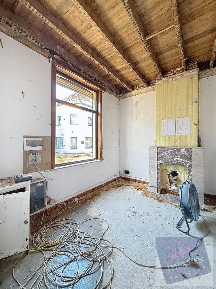 Unieke renovatiekans: Stijlvolle rijwoning met goedgekeurde plannen in Hasselt foto 2