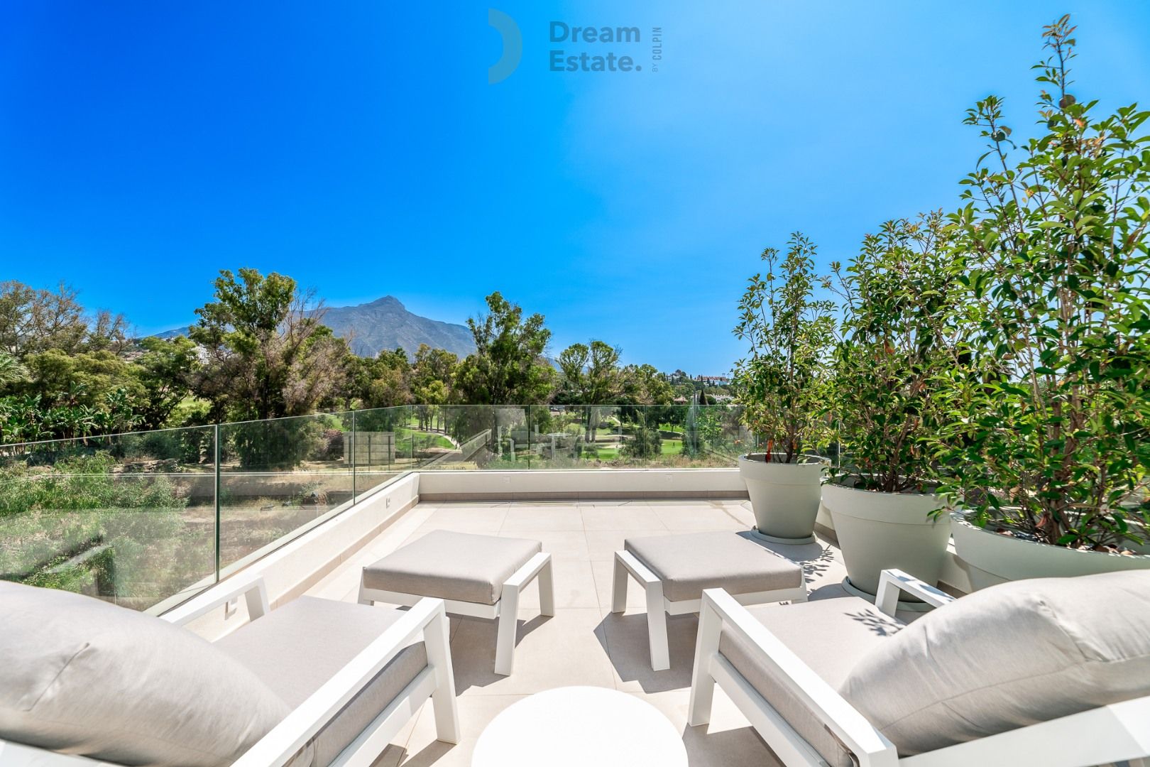 Moderne luxe villa in La Cerquilla, Nueva Andalucia. foto {{pictureIndex}}