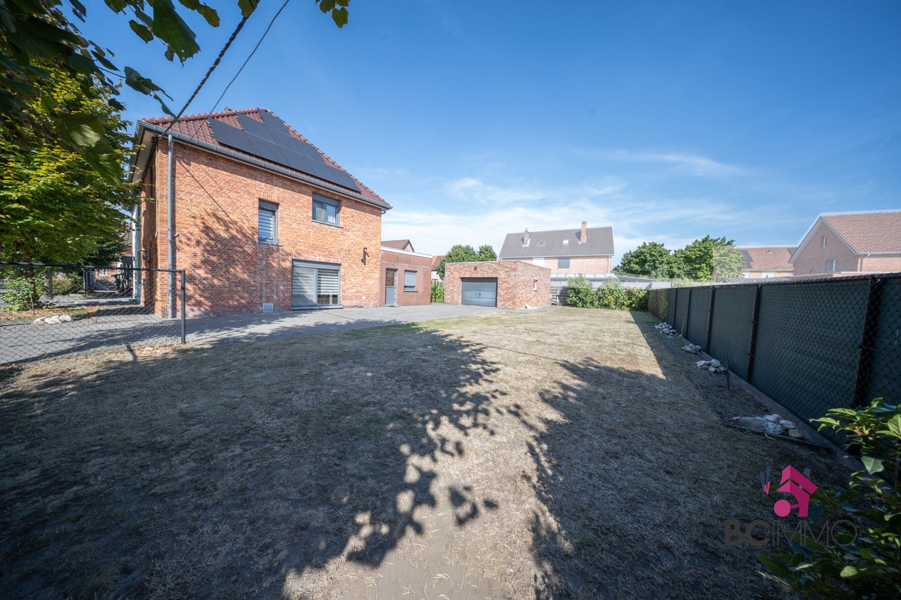 Halfopen woning met garage, zonnepanelen en ruime oprit foto 5