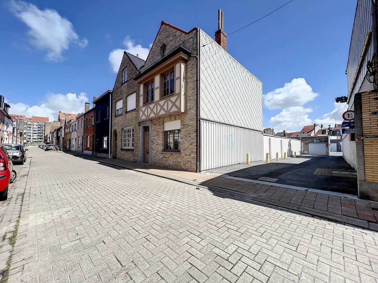 Ruime garagebox, gelegen in de IJzerstraat te Heist. Op wandelafstand van de Zee en de voetgangerstunnel. foto {{pictureIndex}}