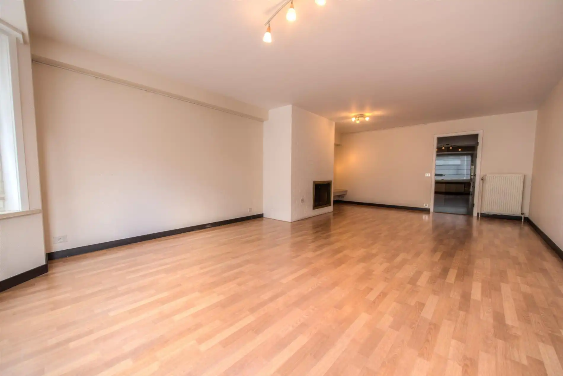 Ruim appartement  gelegen op de Kustlaan tussen het Lichttorenplein en het Driehoeksplein. foto {{pictureIndex}}