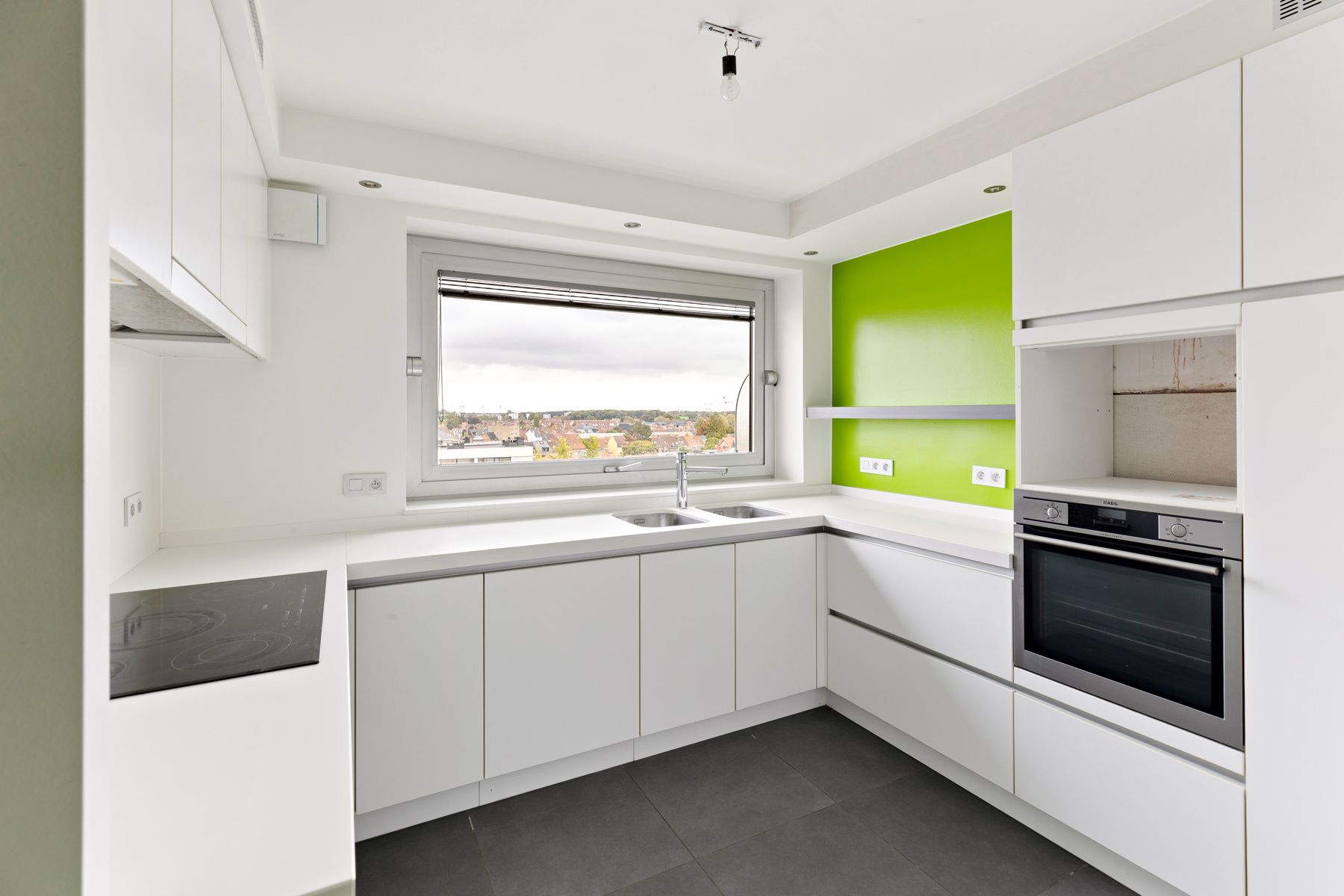 Ruim 2 slpk. zicht-appartement met garagebox foto 5