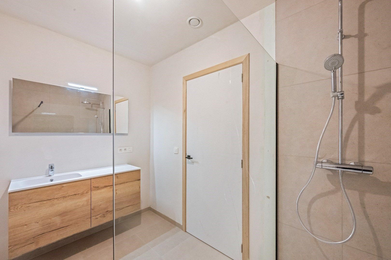 Gelijkvloers en zeer energiezuinig appartement met mooie tuin ! foto 8